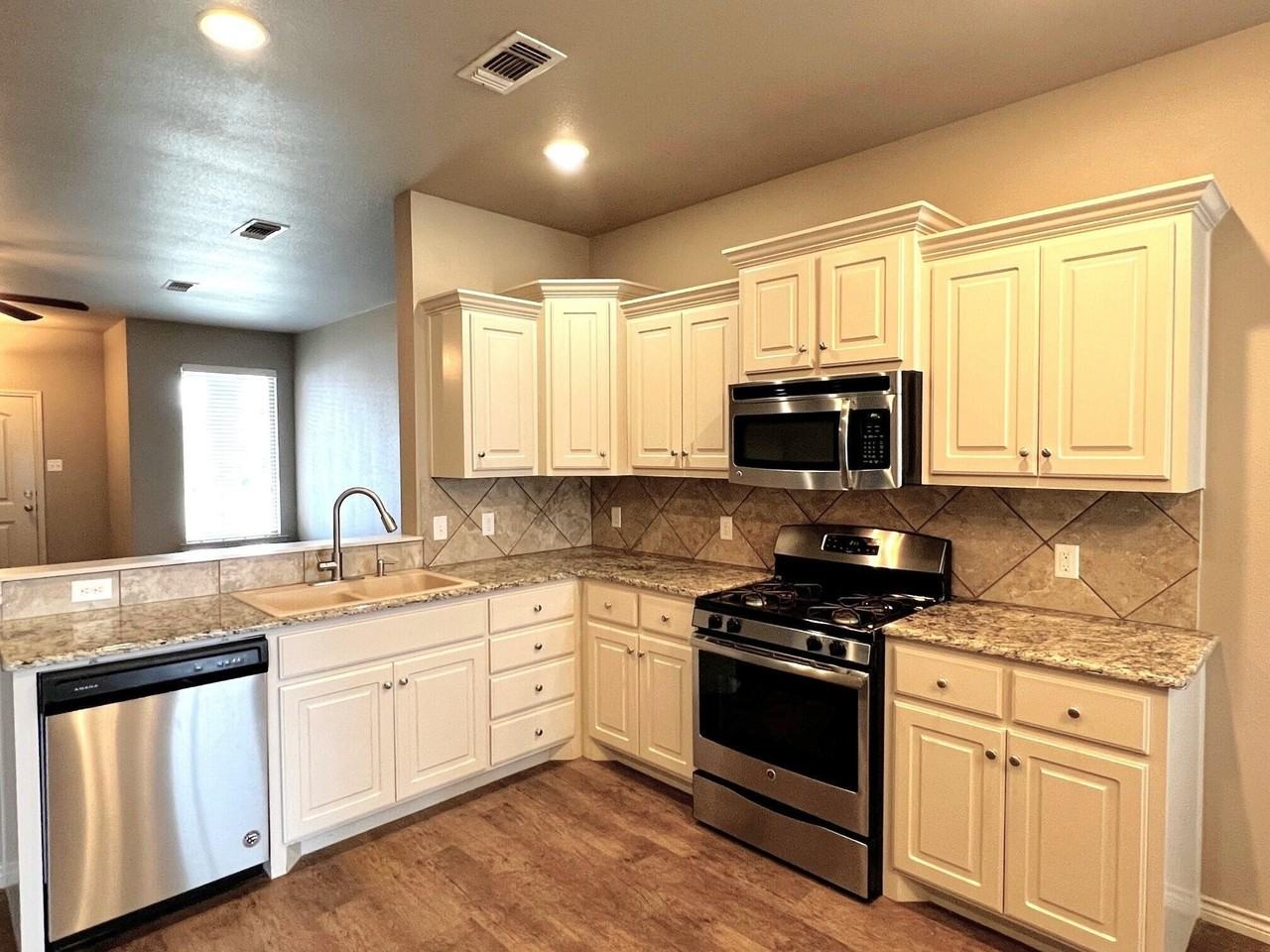 7609 86th St - Photo 2 of 15