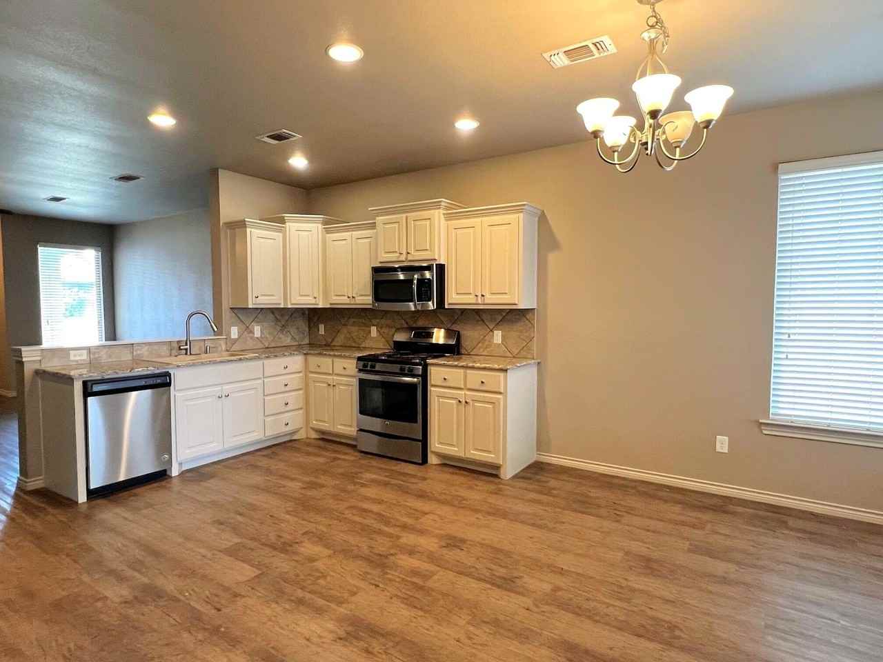 7609 86th St - Photo 4 of 15