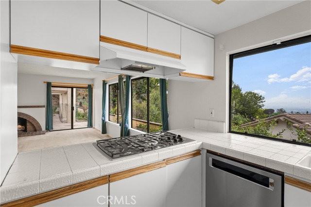 3825 Skycrest Dr - Photo 7 of 8