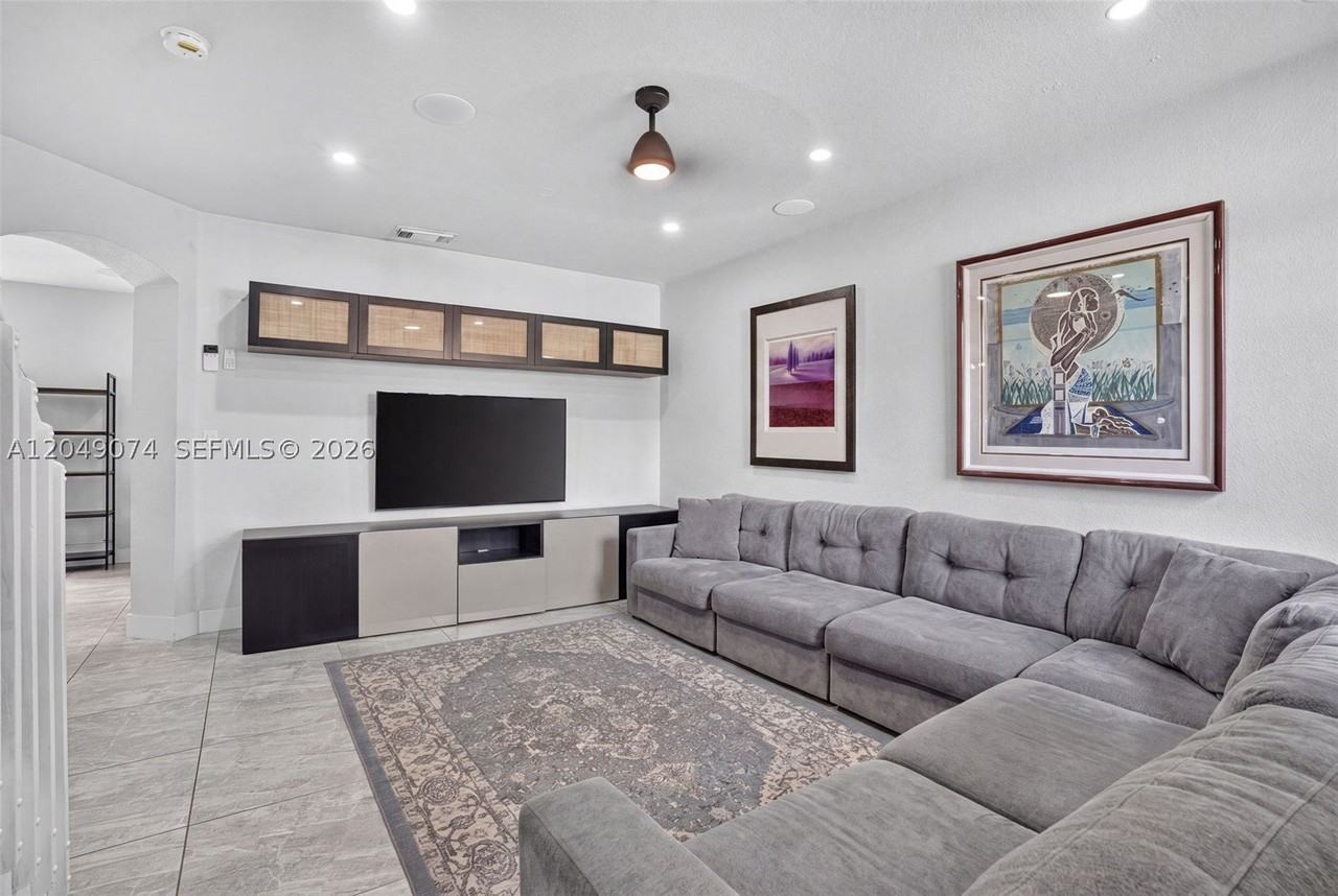 913 Nw 135th Ave - Photo 3 of 24