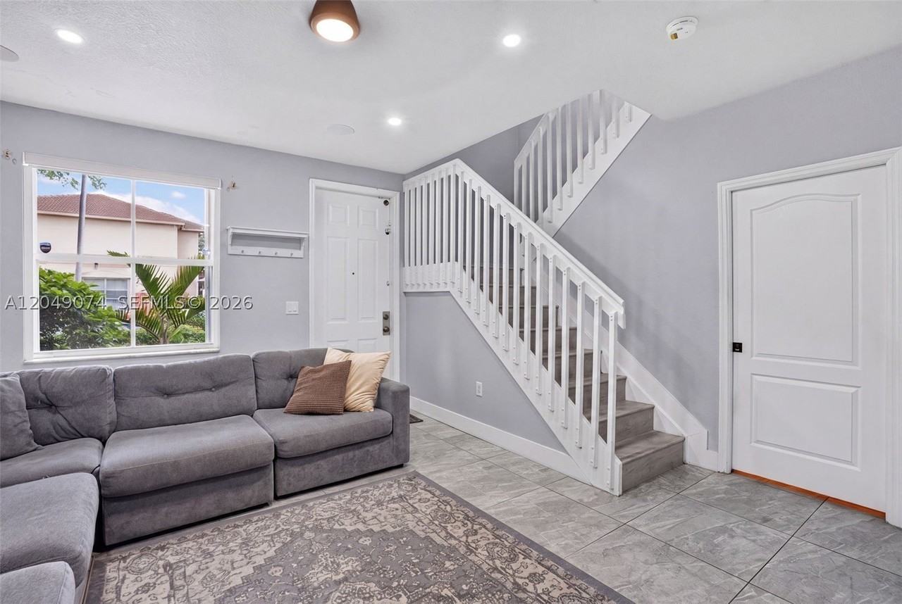 913 Nw 135th Ave - Photo 4 of 24