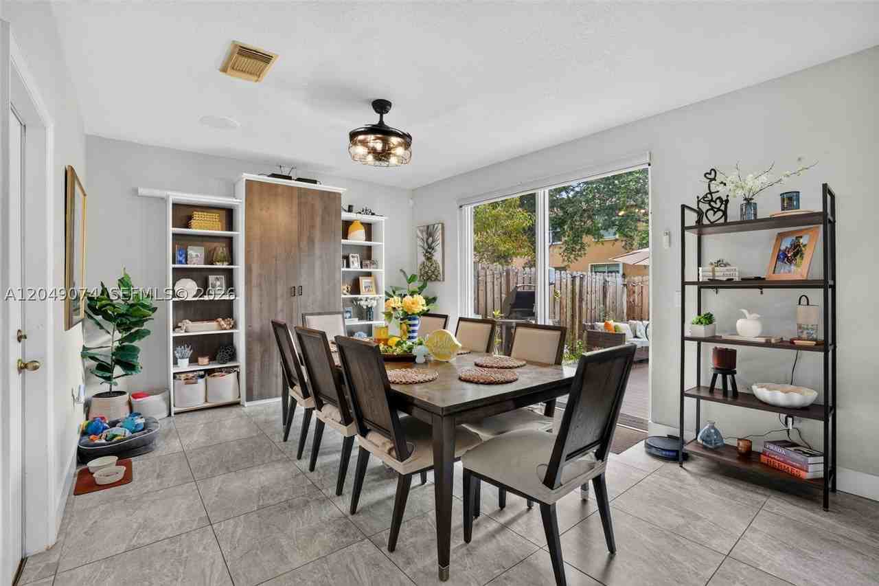 913 Nw 135th Ave - Photo 6 of 24