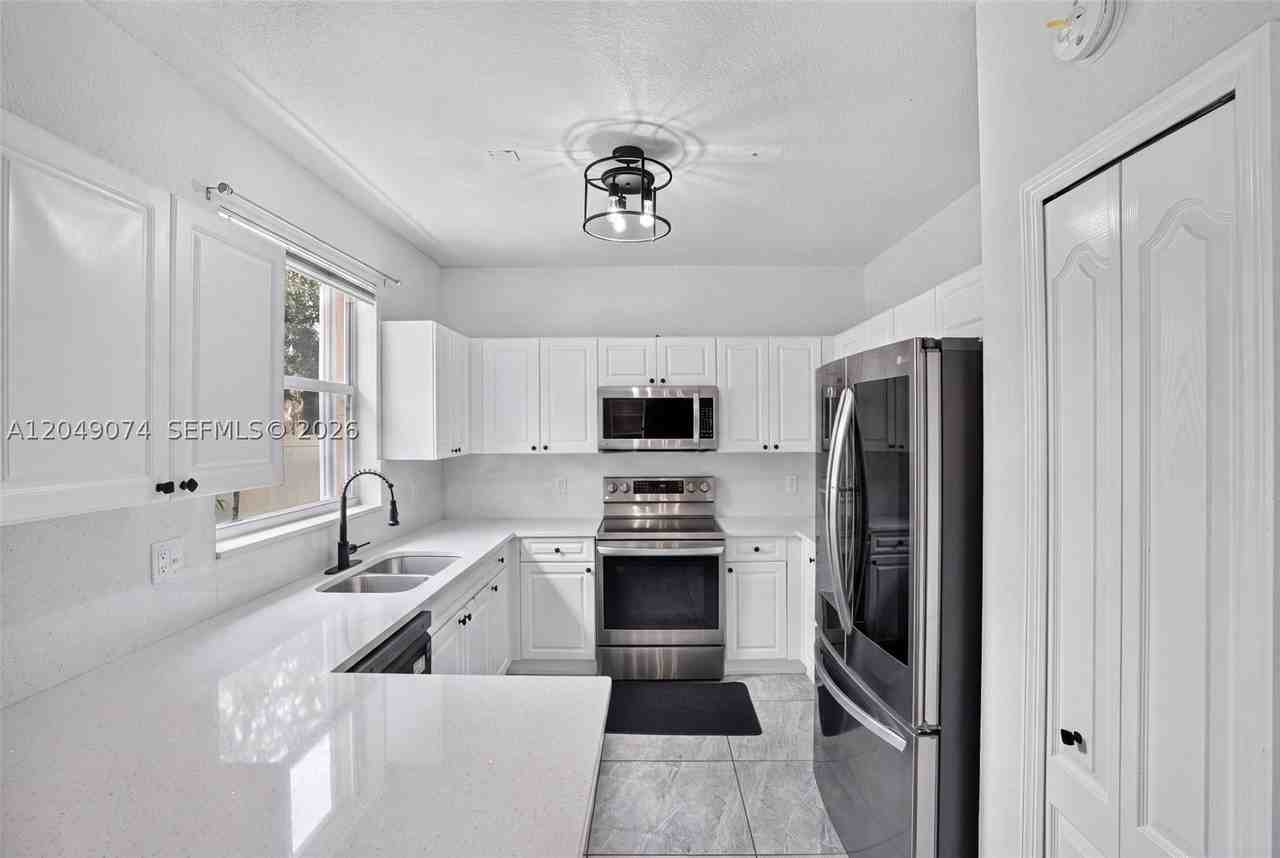 913 Nw 135th Ave - Photo 7 of 24