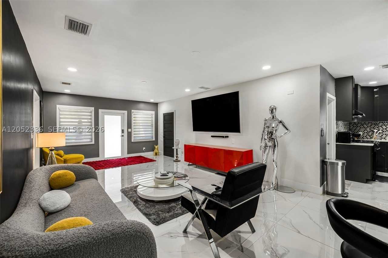 285 Nw 45th St #0 - Photo 7 of 25