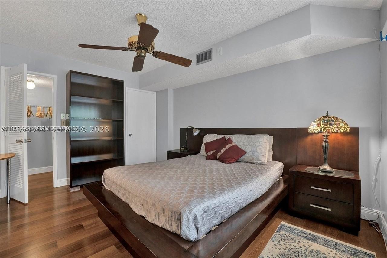 3970 Oaks Clubhouse Dr #302 - Photo 2 of 17