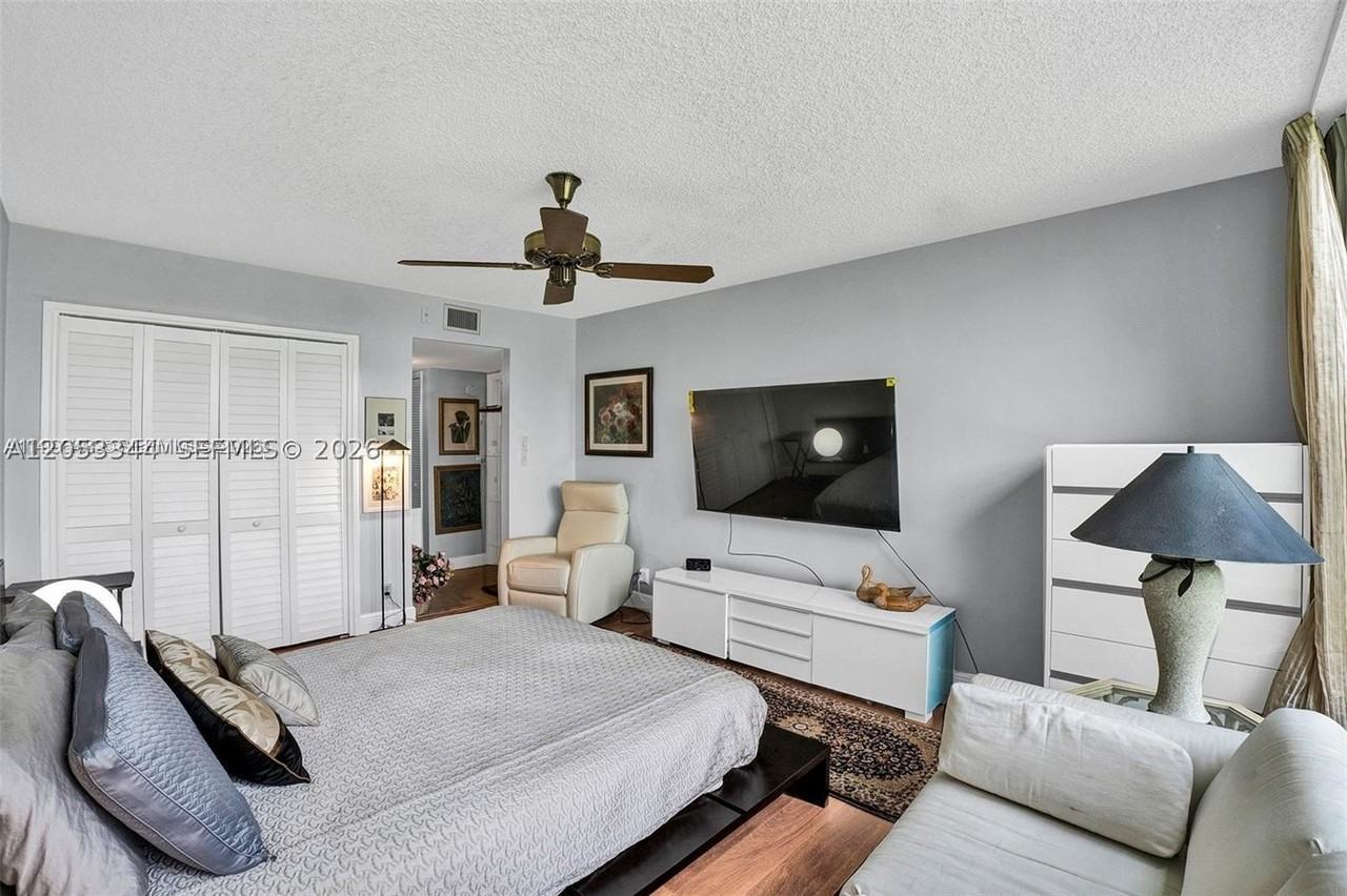 3970 Oaks Clubhouse Dr #302 - Photo 4 of 17