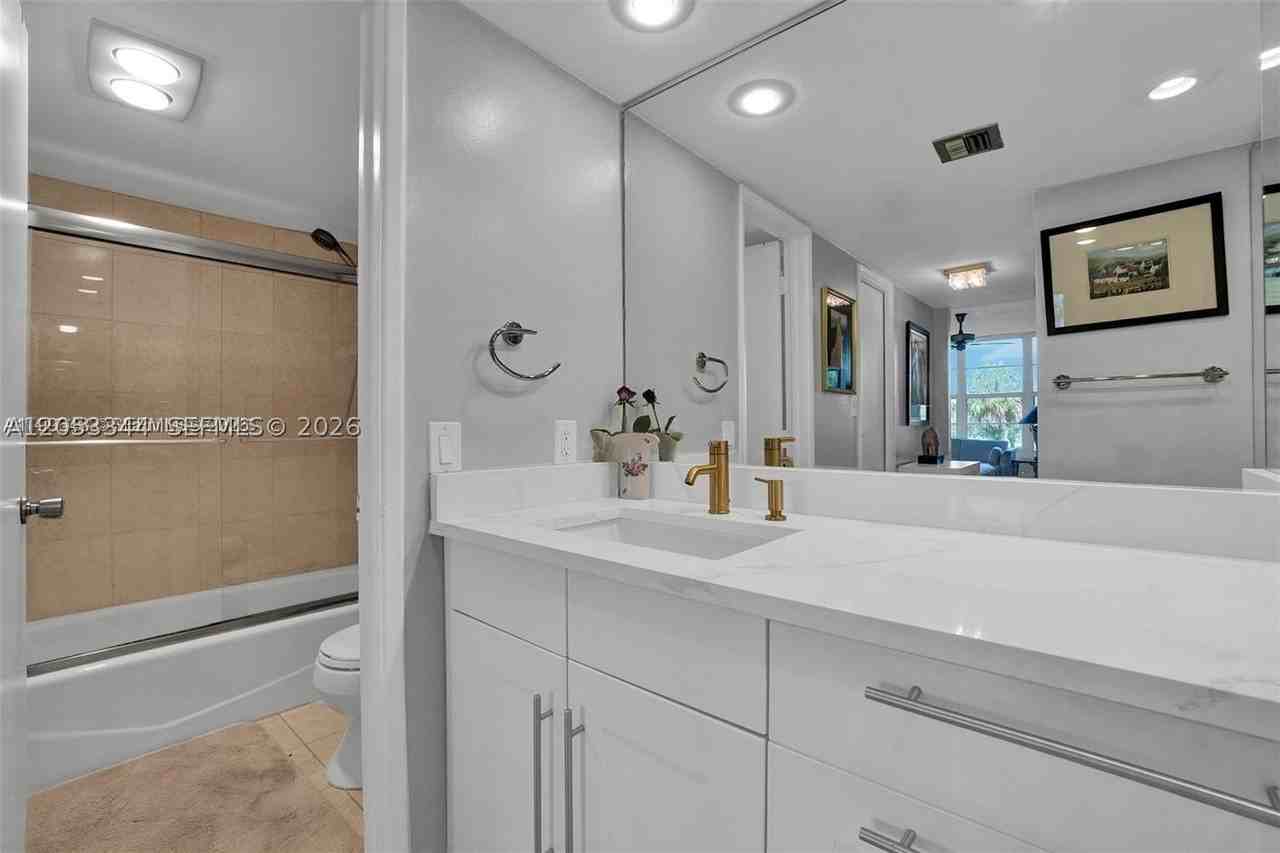 3970 Oaks Clubhouse Dr #302 - Photo 6 of 17