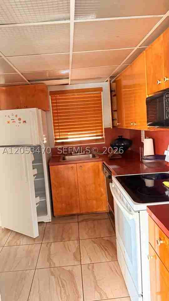 9360 9360 SW 87th Ave #N5 - Photo 2 of 13