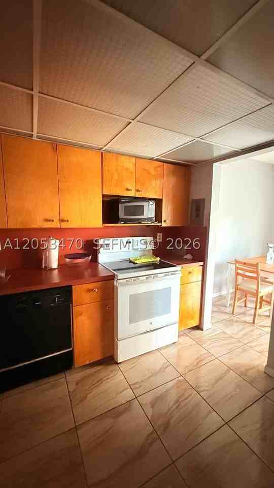9360 9360 SW 87th Ave #N5 - Photo 3 of 13