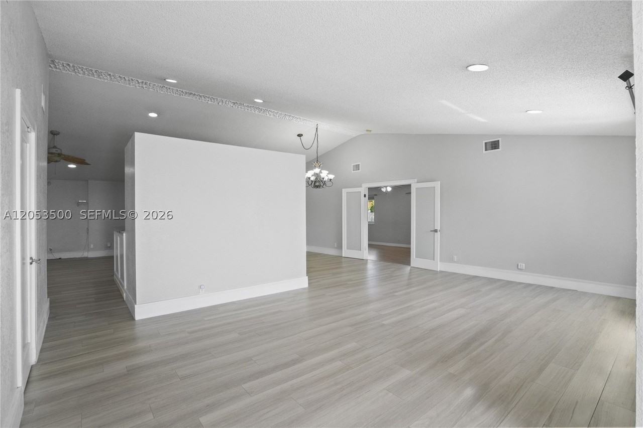 4040 Ne 6th Ave #4040 - Photo 4 of 38