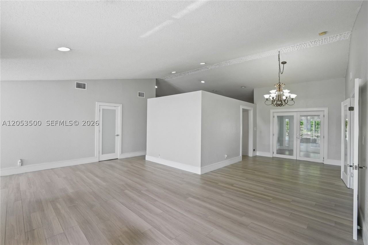 4040 Ne 6th Ave #4040 - Photo 5 of 38