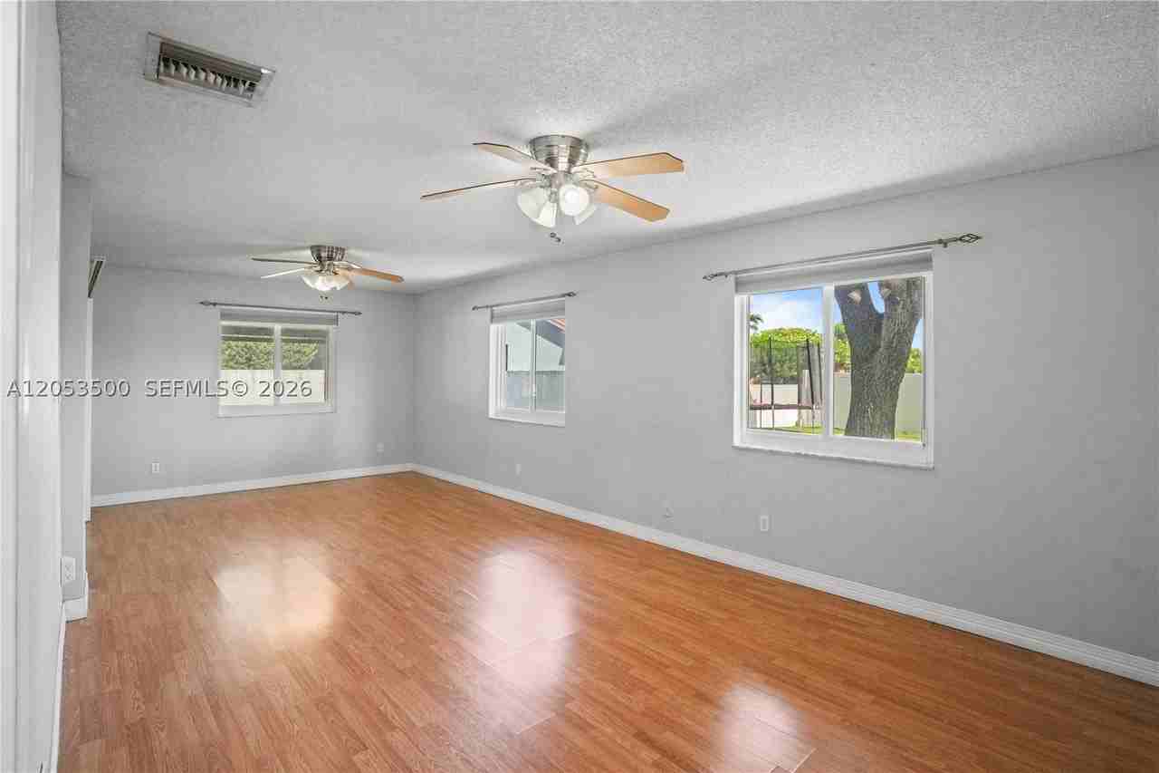4040 Ne 6th Ave #4040 - Photo 7 of 38