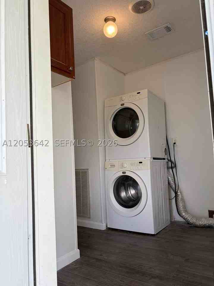 390 Nw 134th Ave - Photo 3 of 17