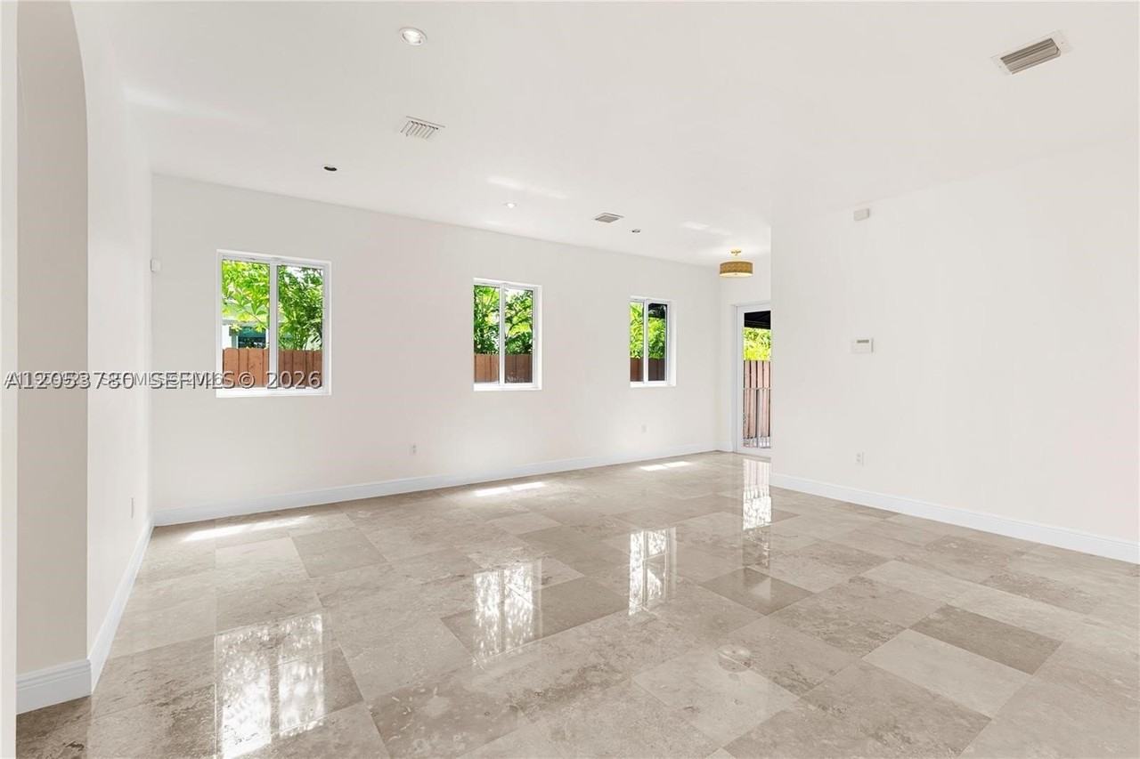 4023 Sw 10th St - Photo 4 of 25