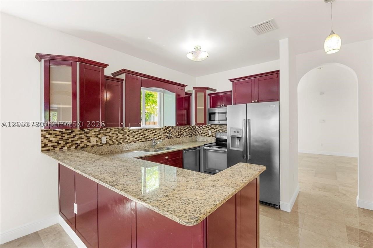 4023 Sw 10th St - Photo 5 of 25