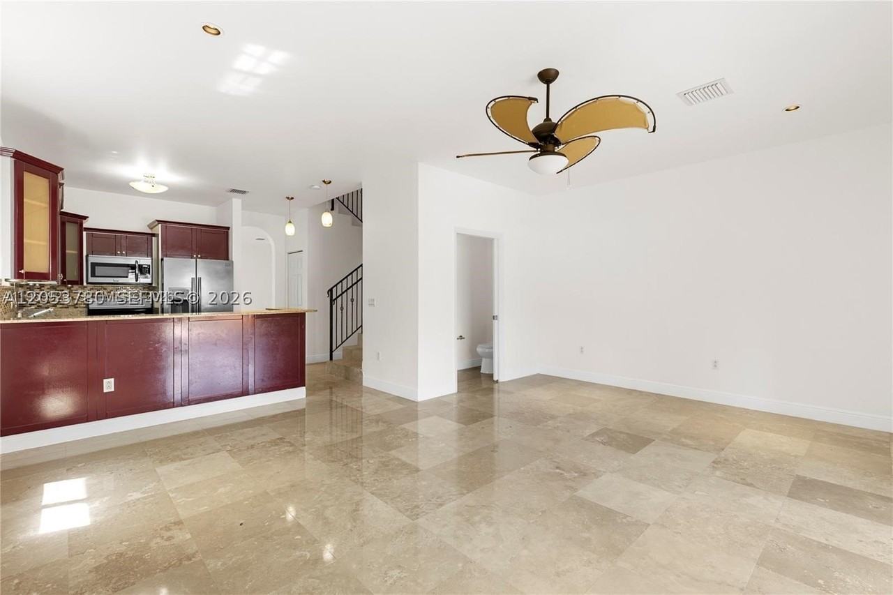 4023 Sw 10th St - Photo 7 of 25
