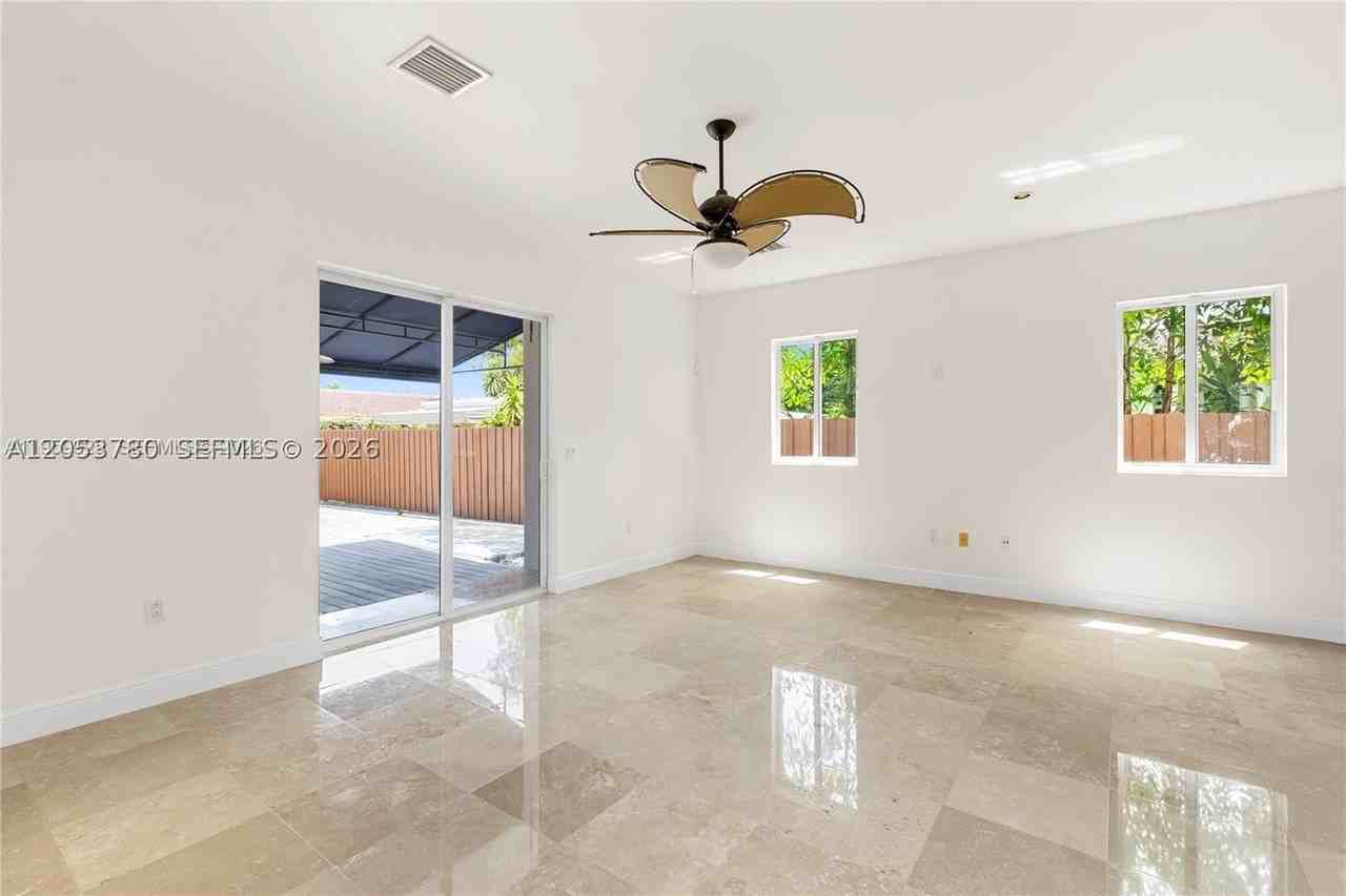 4023 Sw 10th St - Photo 3 of 25