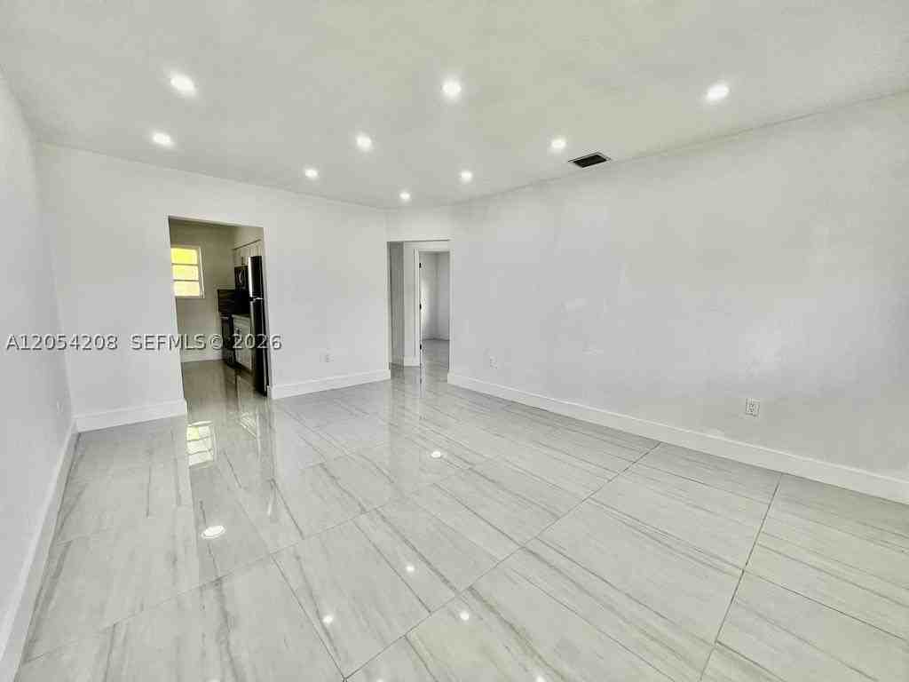 917 Nw 103rd St #917 - Photo 3 of 21