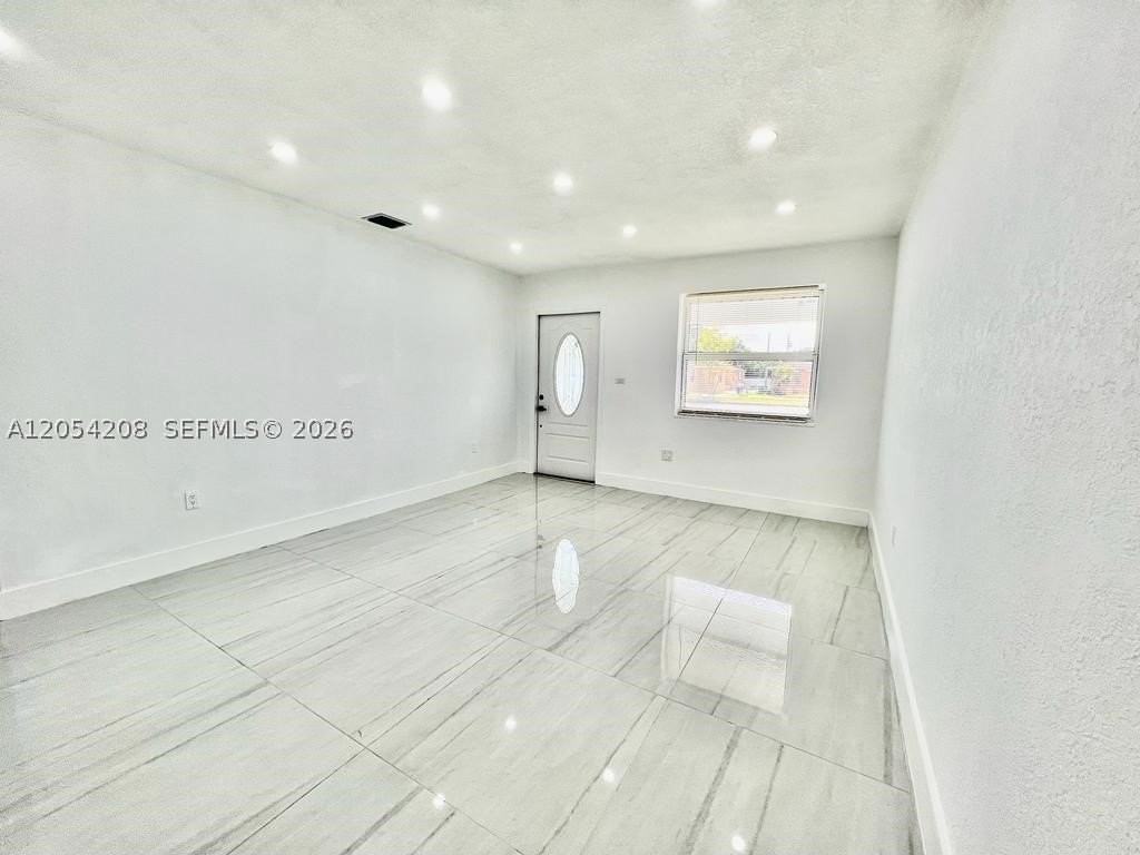 917 Nw 103rd St #917 - Photo 4 of 21