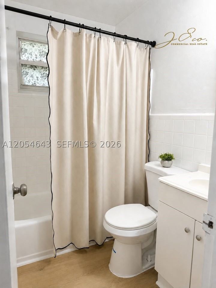 1465 W 28th St #4 - Photo 3 of 4