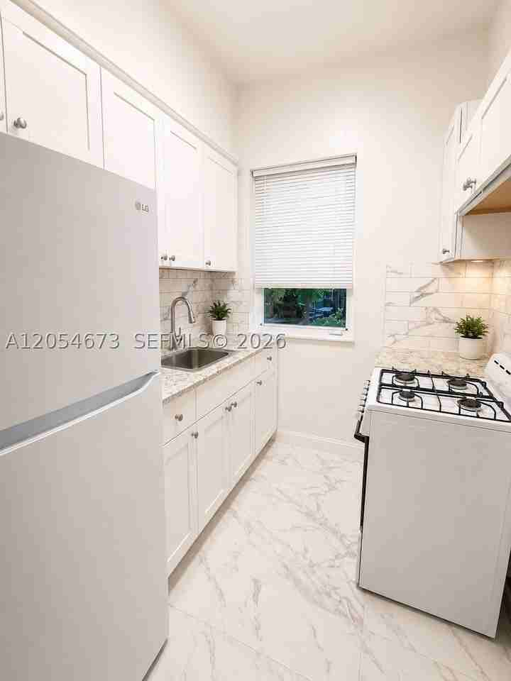 322 W 25th St #2 - Photo 4 of 12