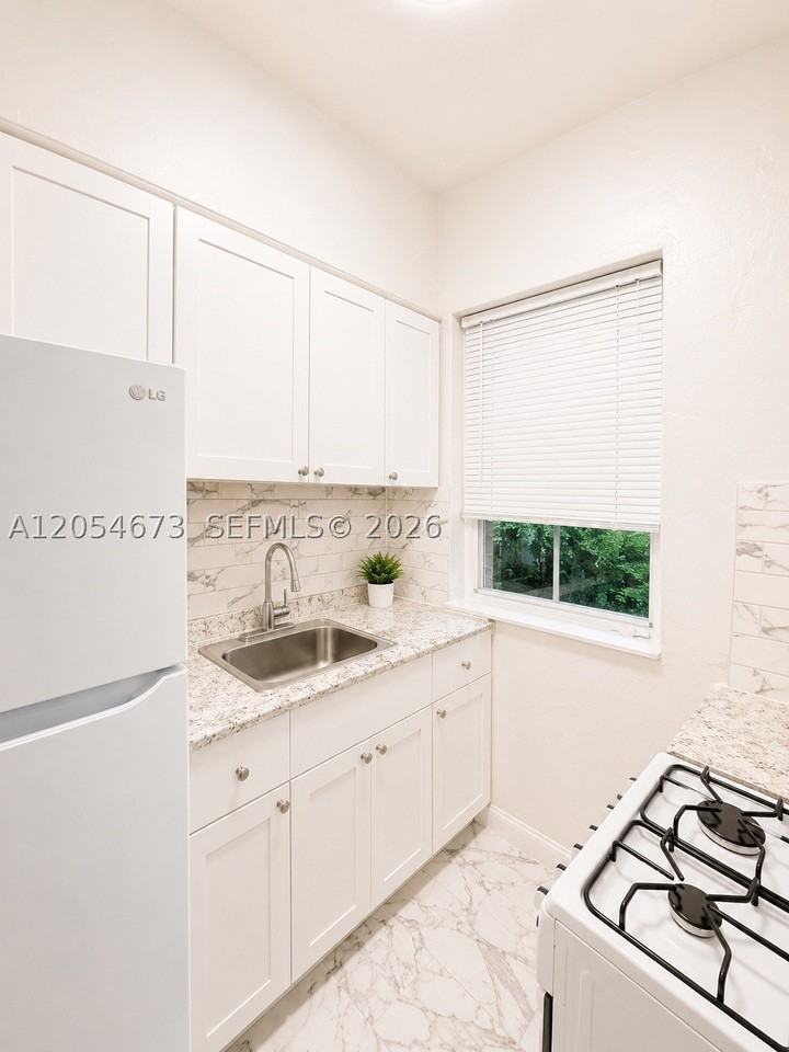 322 W 25th St #2 - Photo 5 of 12