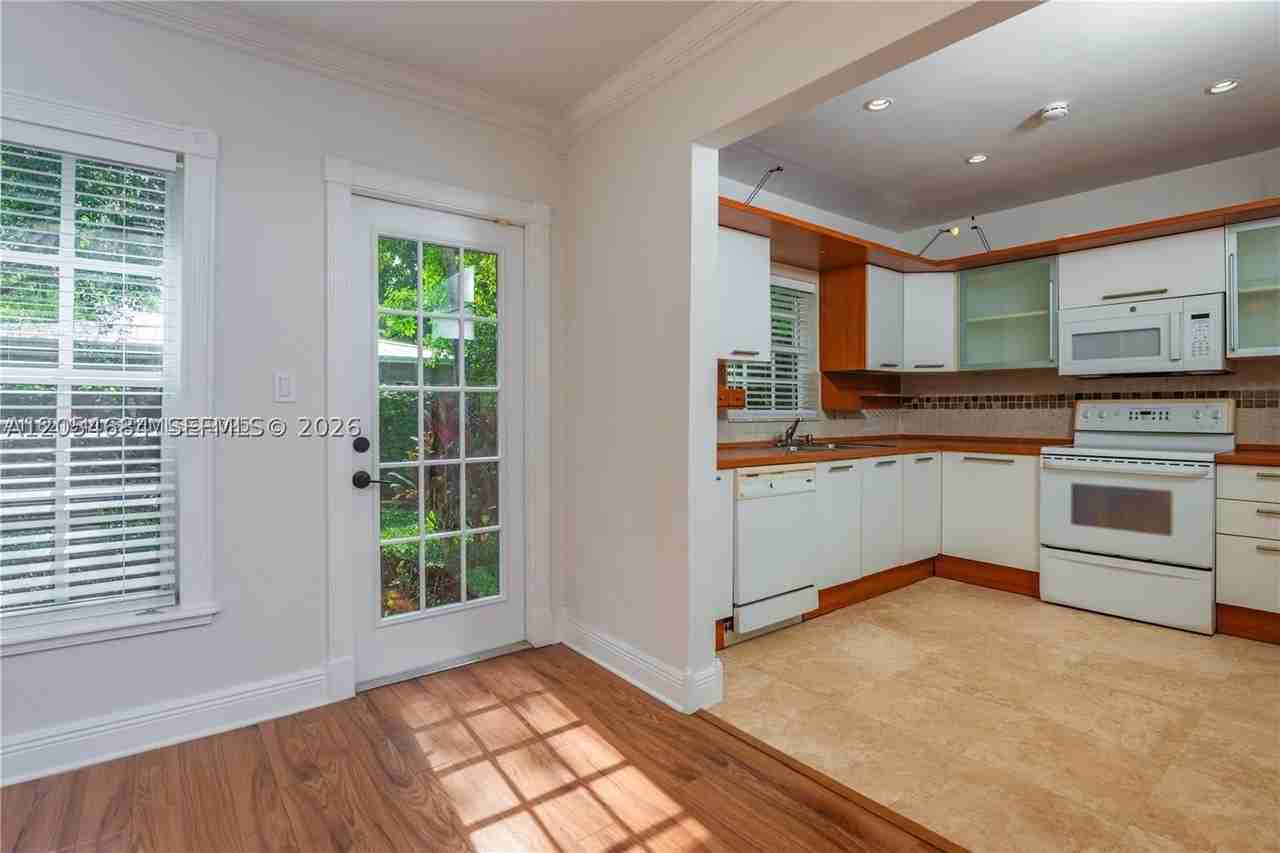 5490 Sw 57th Ave #0 - Photo 4 of 12