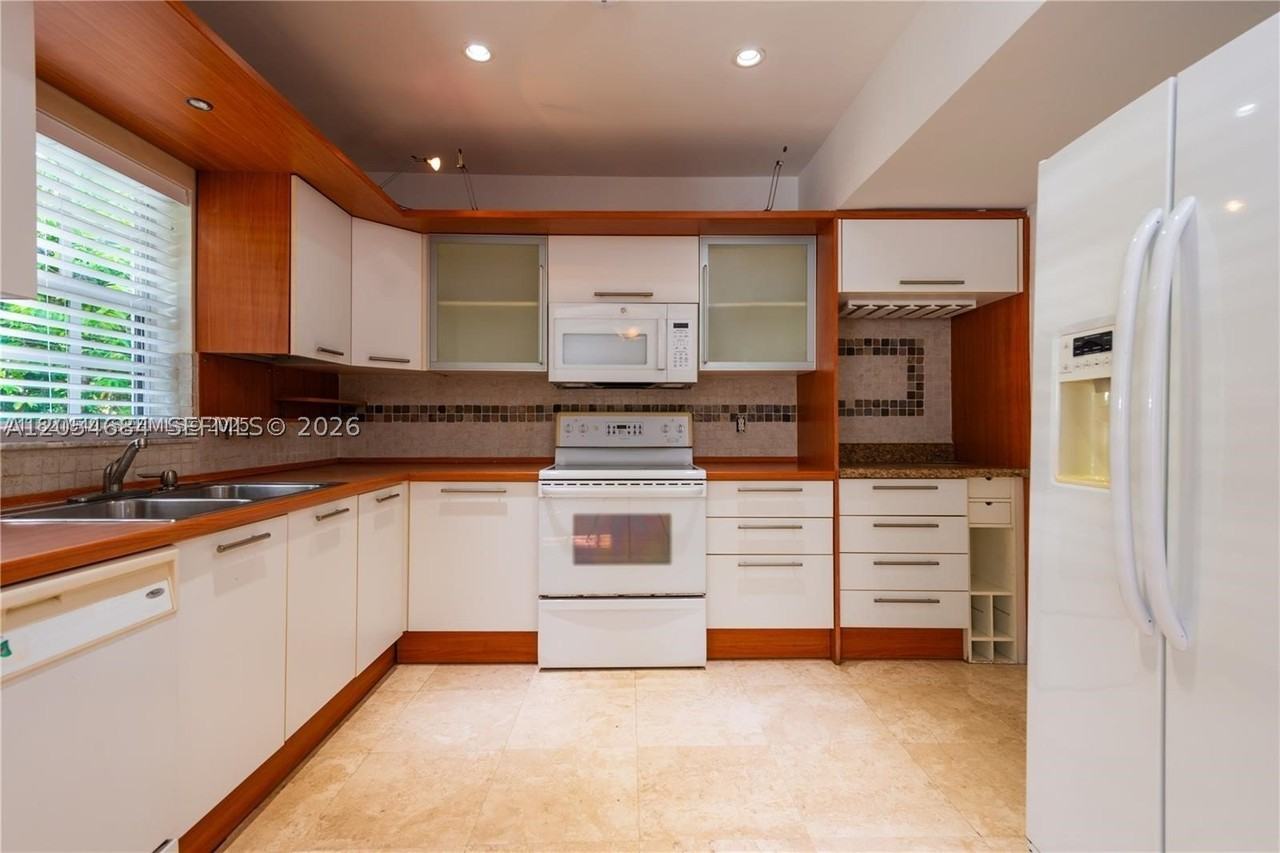 5490 Sw 57th Ave #0 - Photo 5 of 12