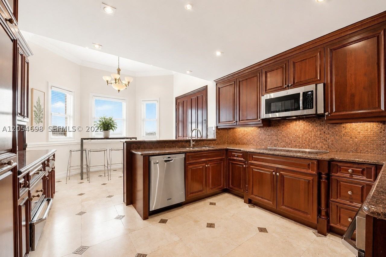 13633 Deering Bay Dr - Photo 7 of 24