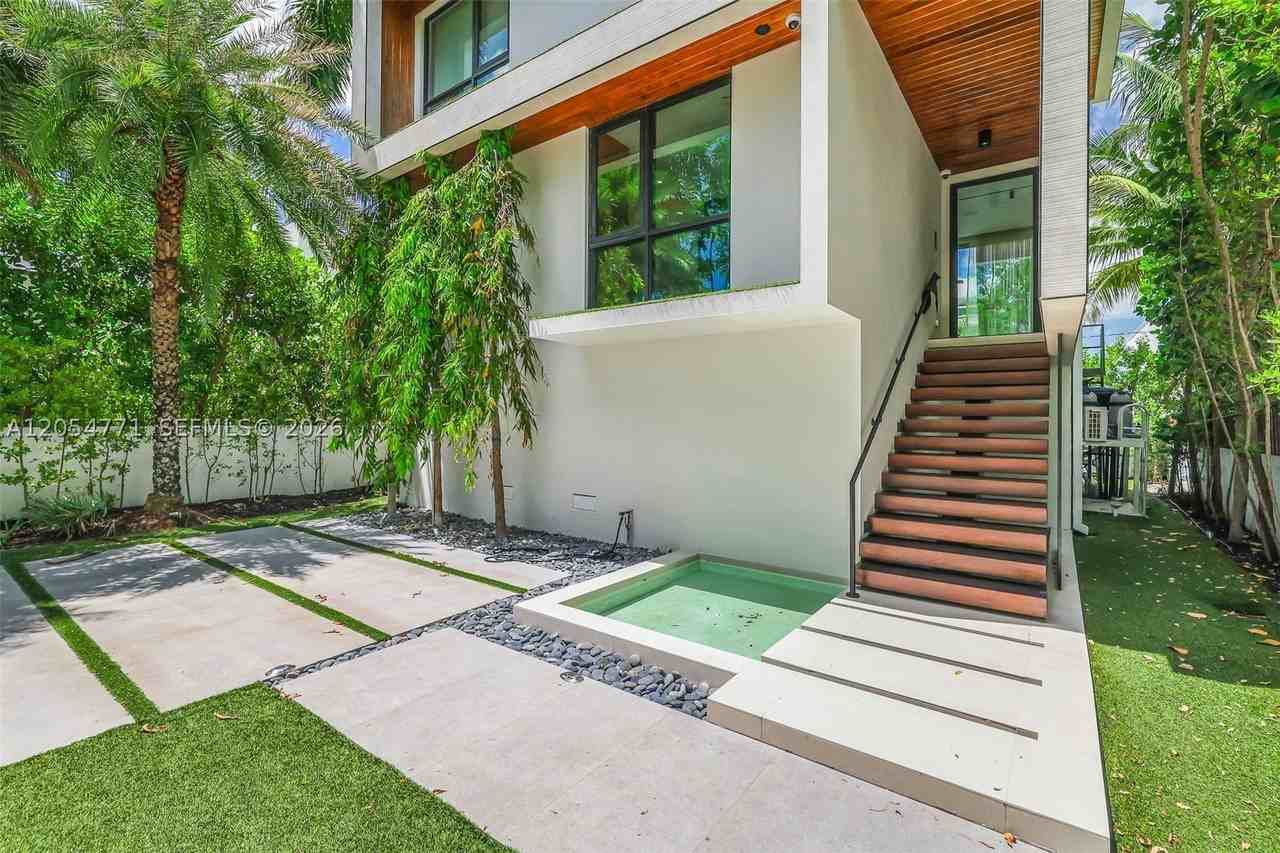 288 Palm Ave - Photo 3 of 24