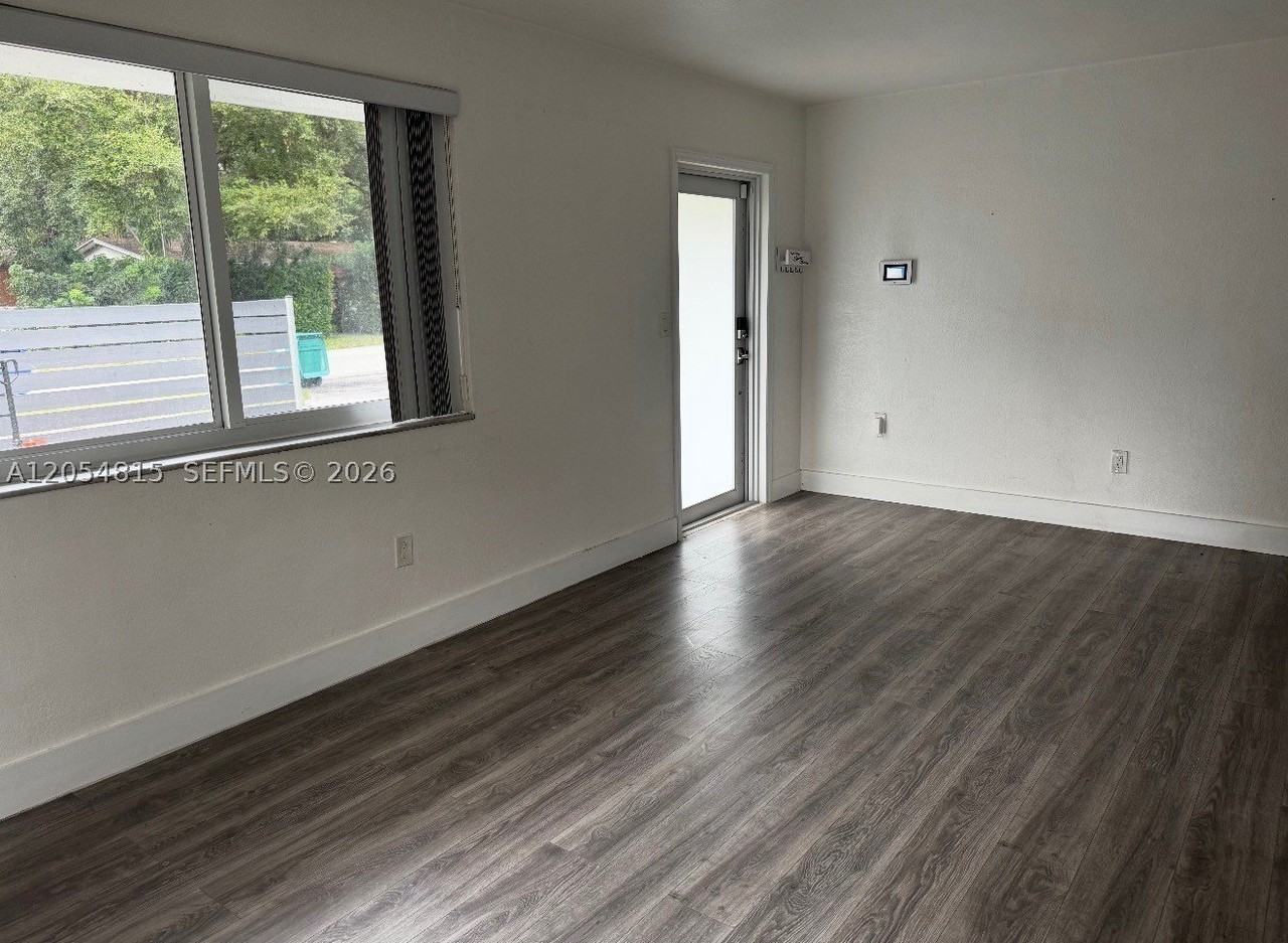 502 Ne 163rd St - Photo 4 of 14