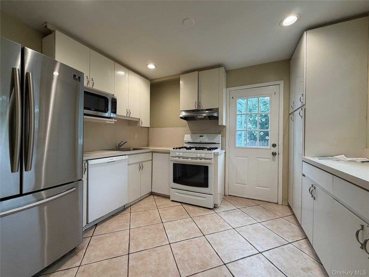 196 Sterling St - Photo 2 of 15