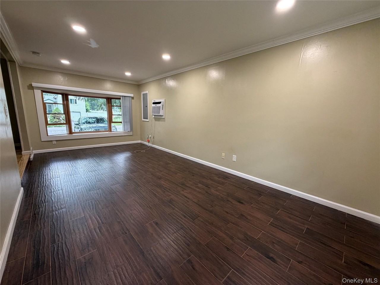 196 Sterling St - Photo 4 of 15