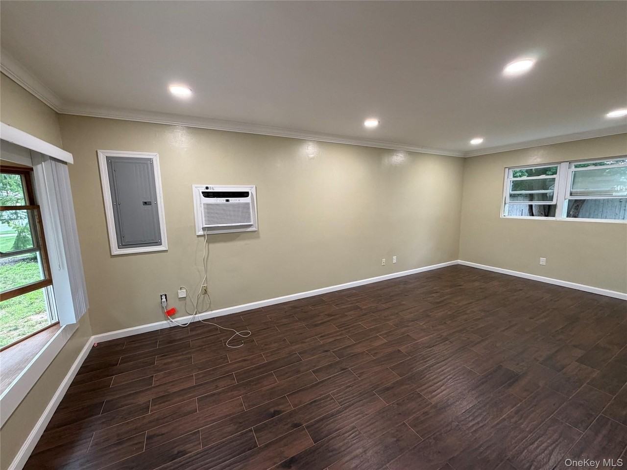 196 Sterling St - Photo 5 of 15