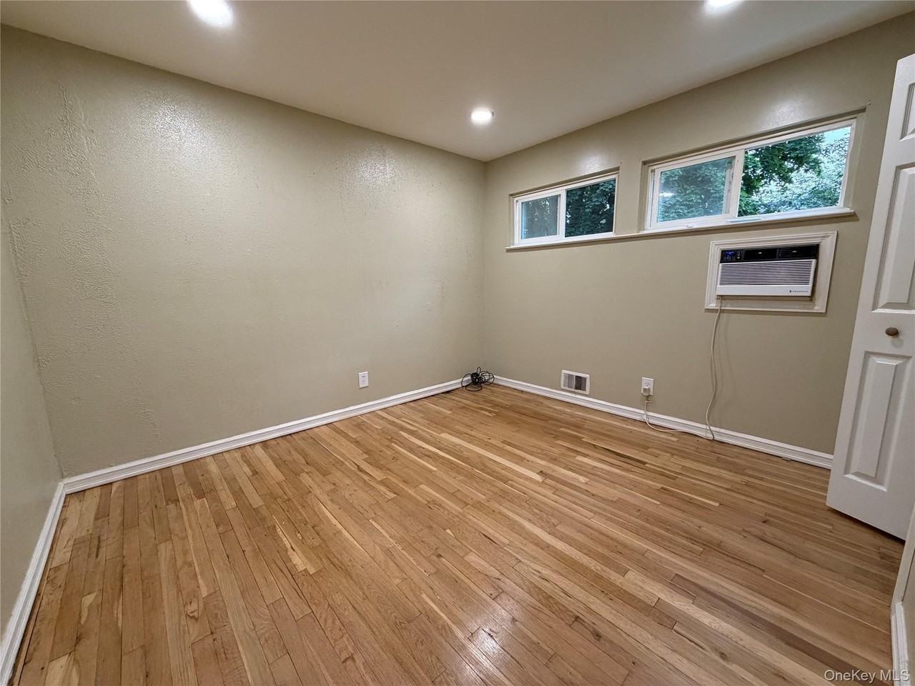 196 Sterling St - Photo 7 of 15