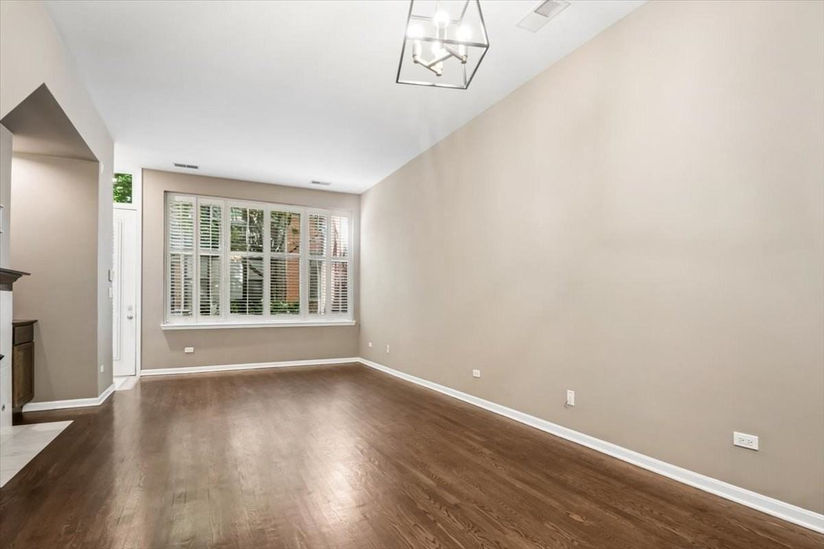 960 N Crosby St - Photo 3 of 17