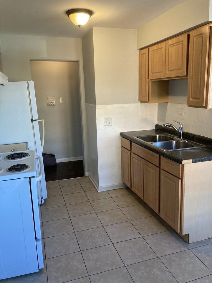 2420 W Berwyn Ave #304 - Photo 7 of 9