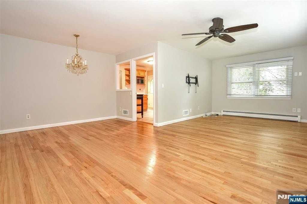 362 Cornell St - Photo 3 of 29