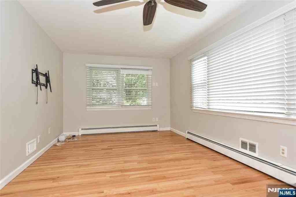 362 Cornell St - Photo 4 of 29
