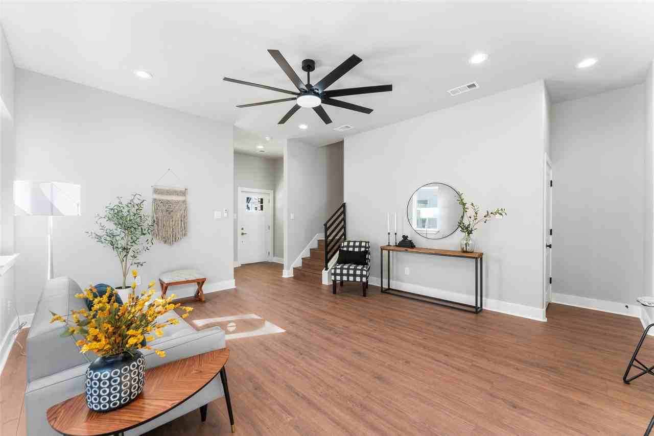 612 1/2 N Robinson St - Photo 6 of 23