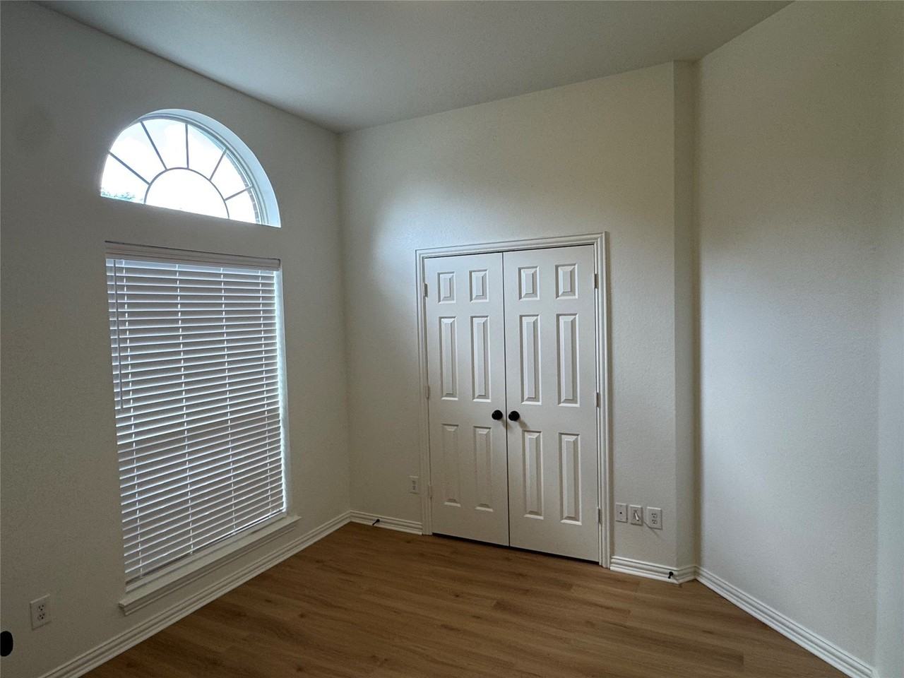 1823 Bur Oak Dr - Photo 3 of 20