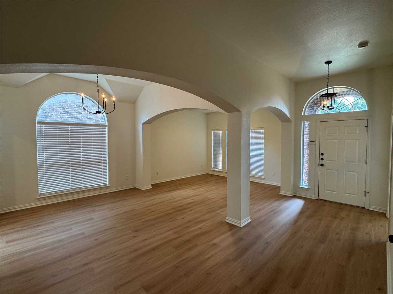 1823 Bur Oak Dr - Photo 4 of 20