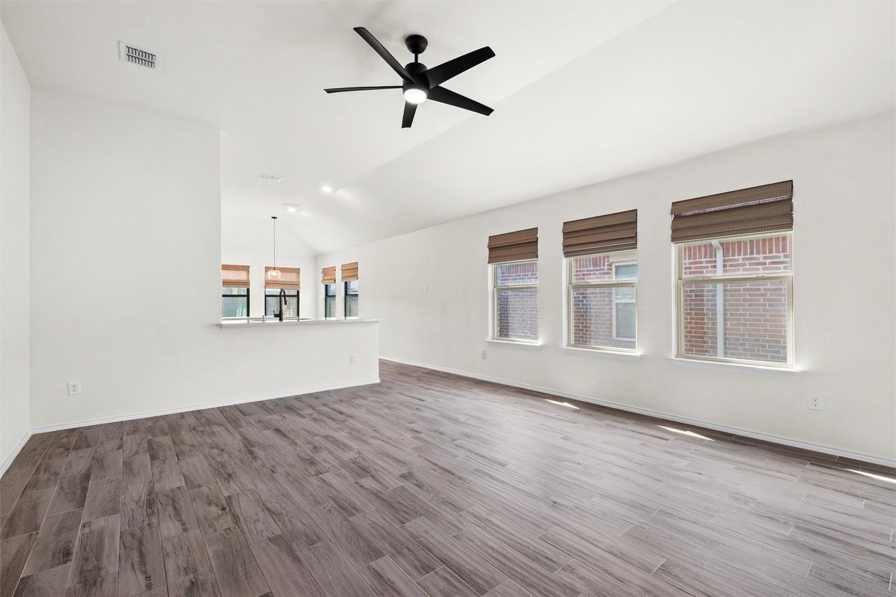 1525 Alamandine Ave - Photo 3 of 15