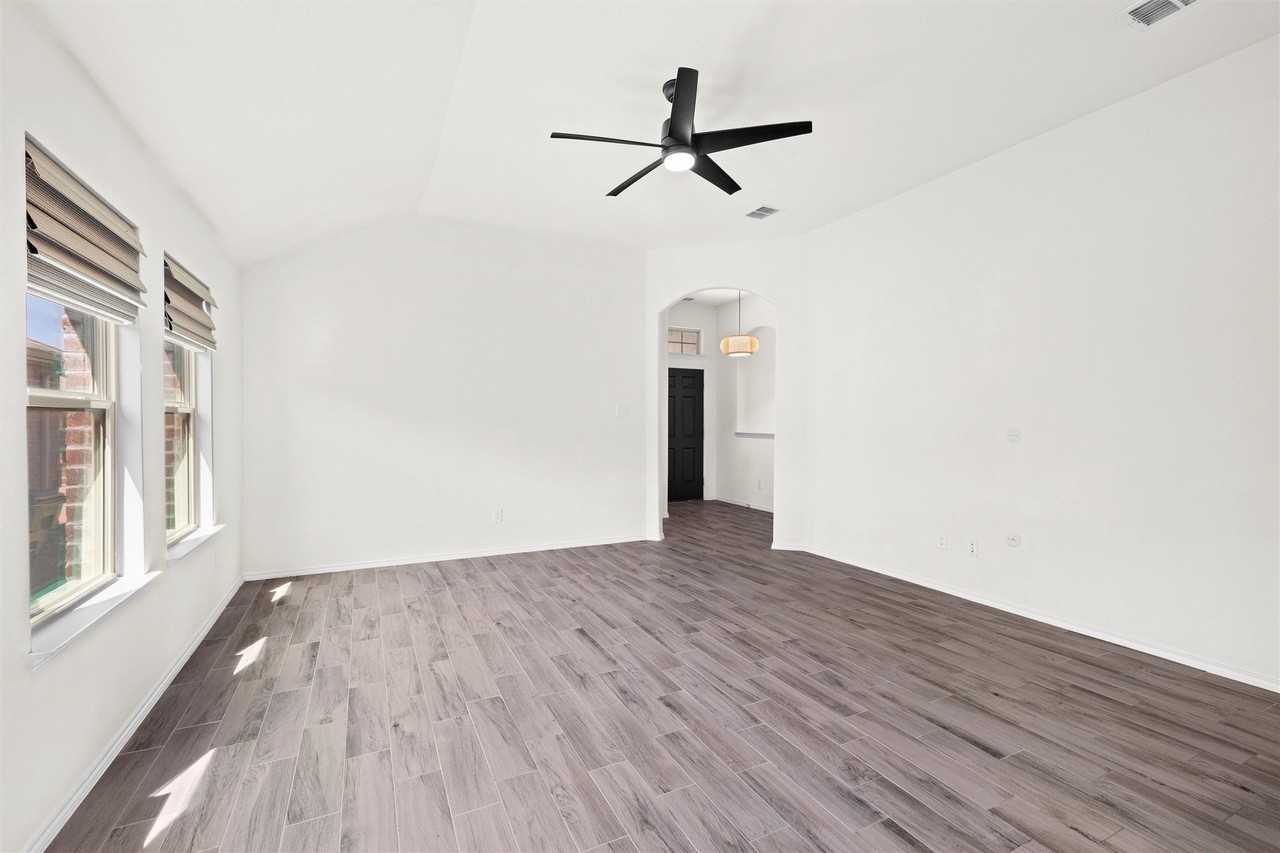 1525 Alamandine Ave - Photo 4 of 15