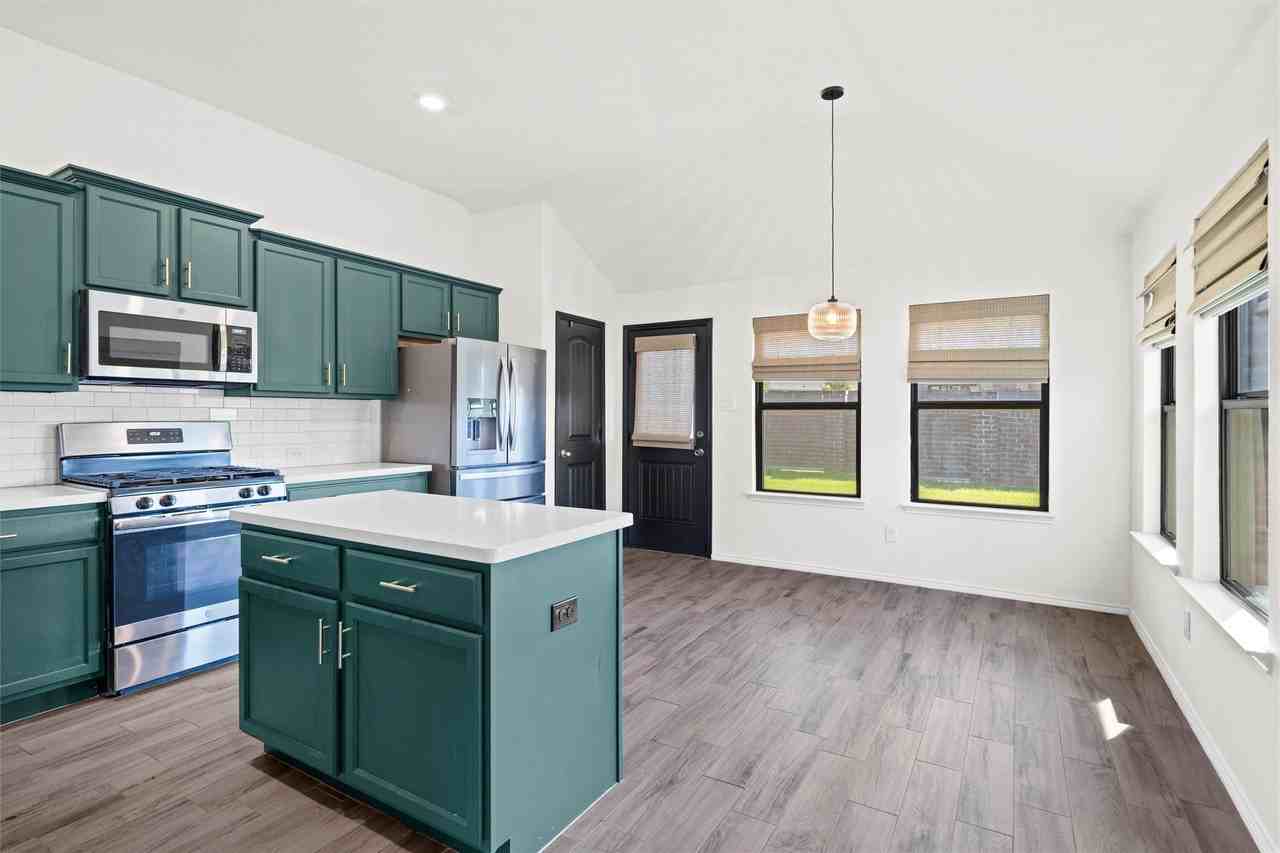 1525 Alamandine Ave - Photo 5 of 15