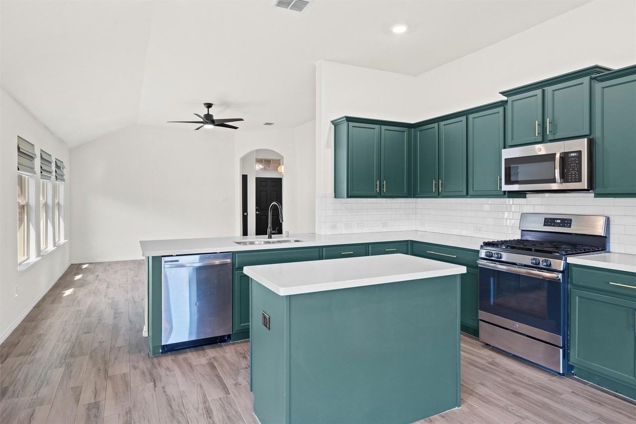 1525 Alamandine Ave - Photo 6 of 15