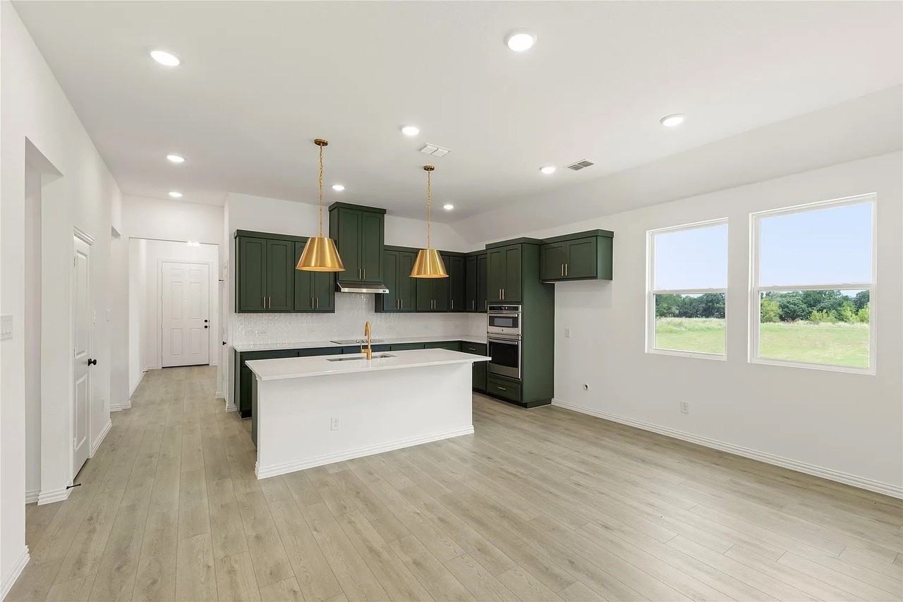 2121 Williams Rd - Photo 3 of 13