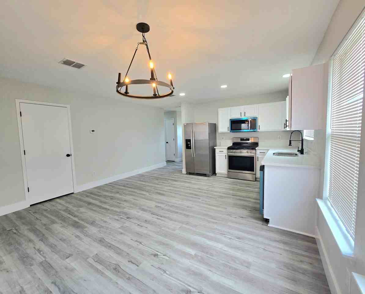 2467 Mallory Ln - Photo 6 of 15