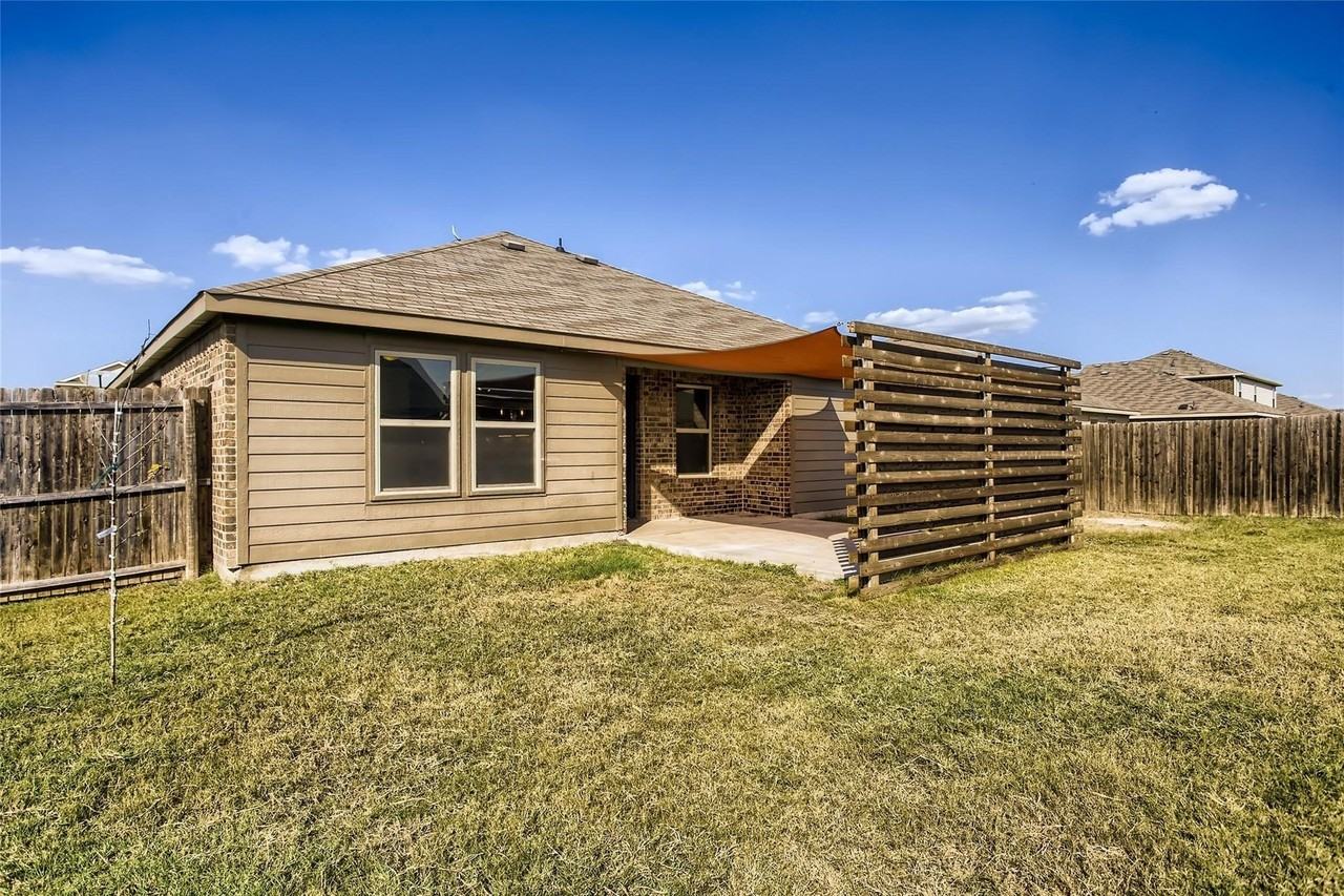 503 Hawthorn Dr - Photo 3 of 29