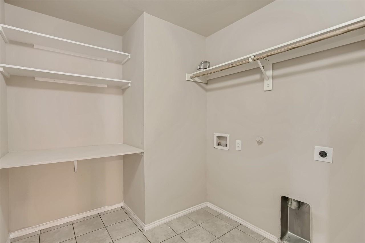 503 Hawthorn Dr - Photo 5 of 29